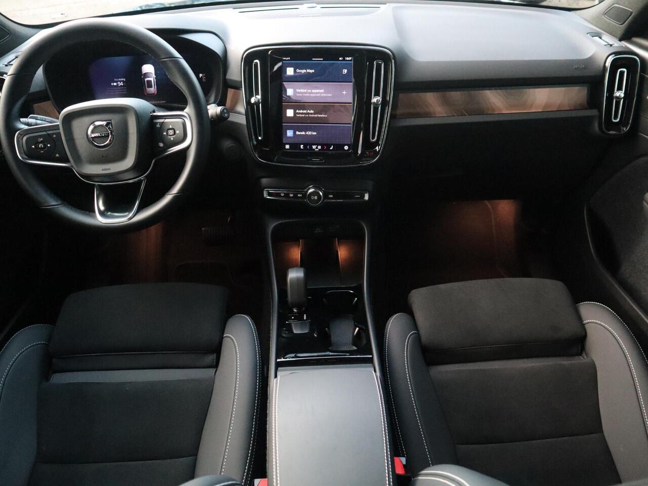 Volvo EX40 Single Motor Extended Range Ultra 82 kWh | Schuif-/ kanteldak| Keyless Entry| 360* Camera| Verwarmbare voorstoelen| Stuurwielverwarming|