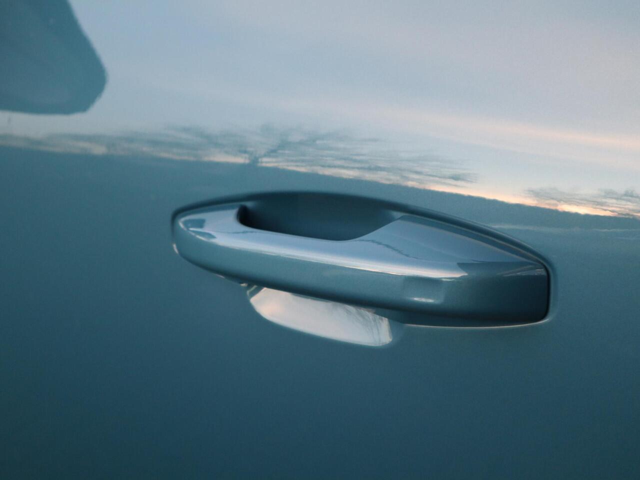 Volvo EX40 Single Motor Extended Range Ultra 82 kWh | Schuif-/ kanteldak| Keyless Entry| 360* Camera| Verwarmbare voorstoelen| Stuurwielverwarming|