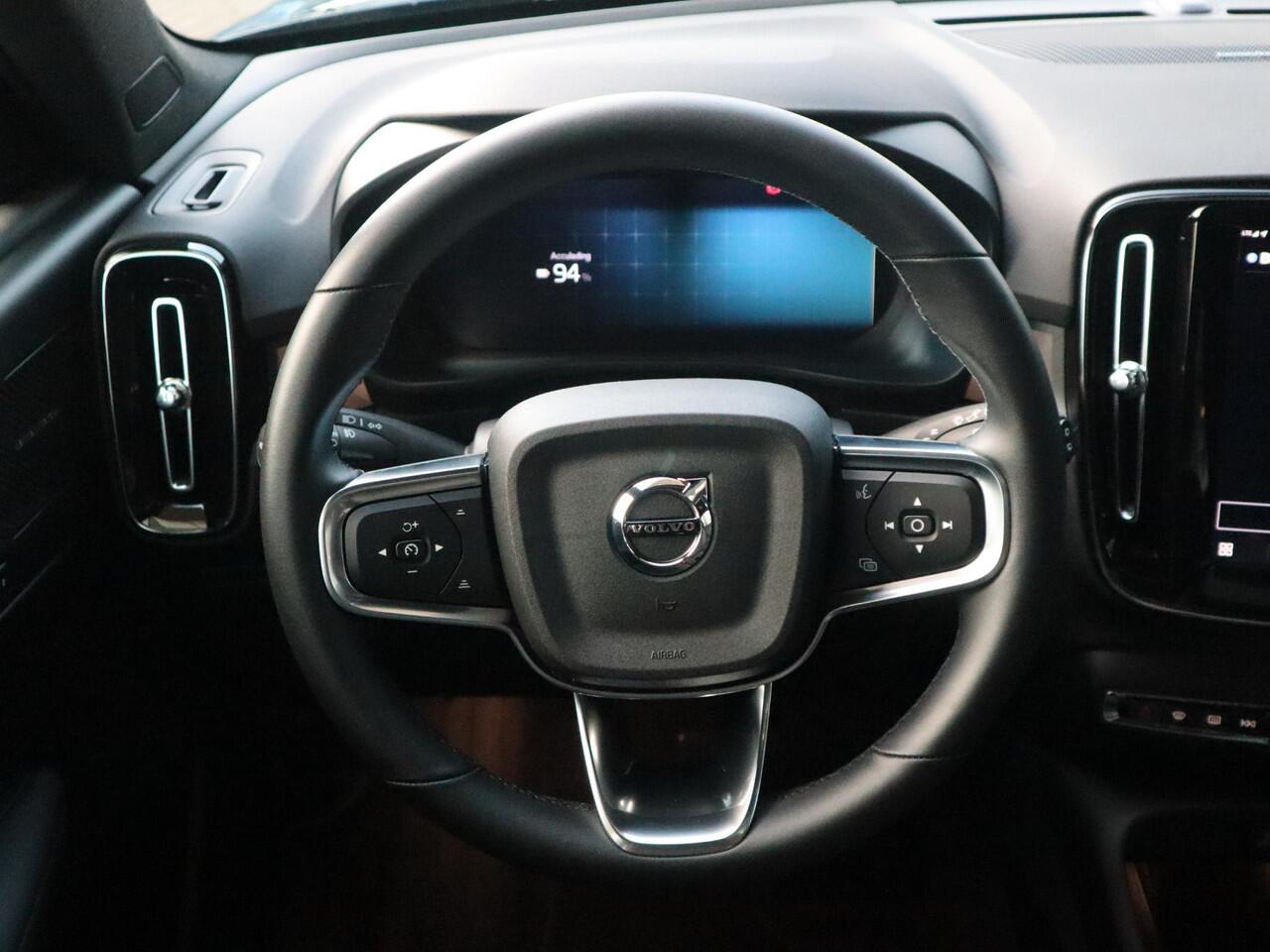 Volvo EX40 Single Motor Extended Range Ultra 82 kWh | Schuif-/ kanteldak| Keyless Entry| 360* Camera| Verwarmbare voorstoelen| Stuurwielverwarming|