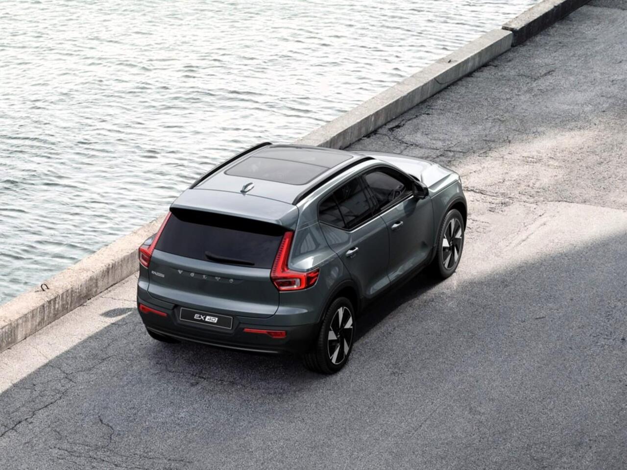 Volvo EX40 Single Motor Extended Range Plus Uit voorraad leverbaar / 17% bijtelling 2025 / Panoramadak / Microtech Nubuck bekleding / Privacy Glass / All seasonbanden