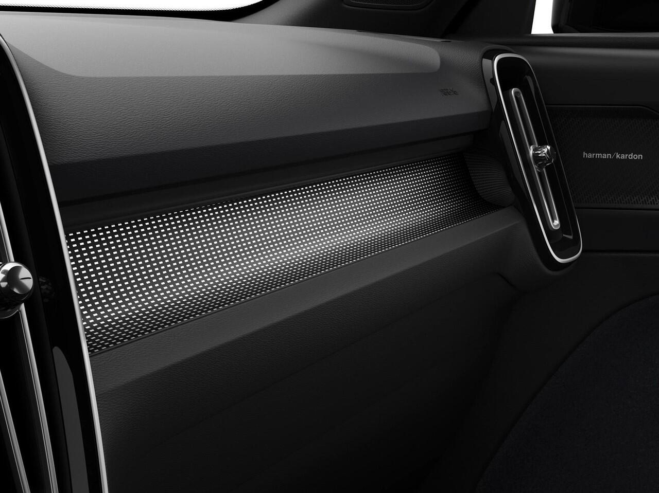 Volvo EX40 Single Motor Extended Range Plus Uit voorraad leverbaar / 17% bijtelling 2025 / Panoramadak / Microtech Nubuck bekleding / Privacy Glass / All seasonbanden