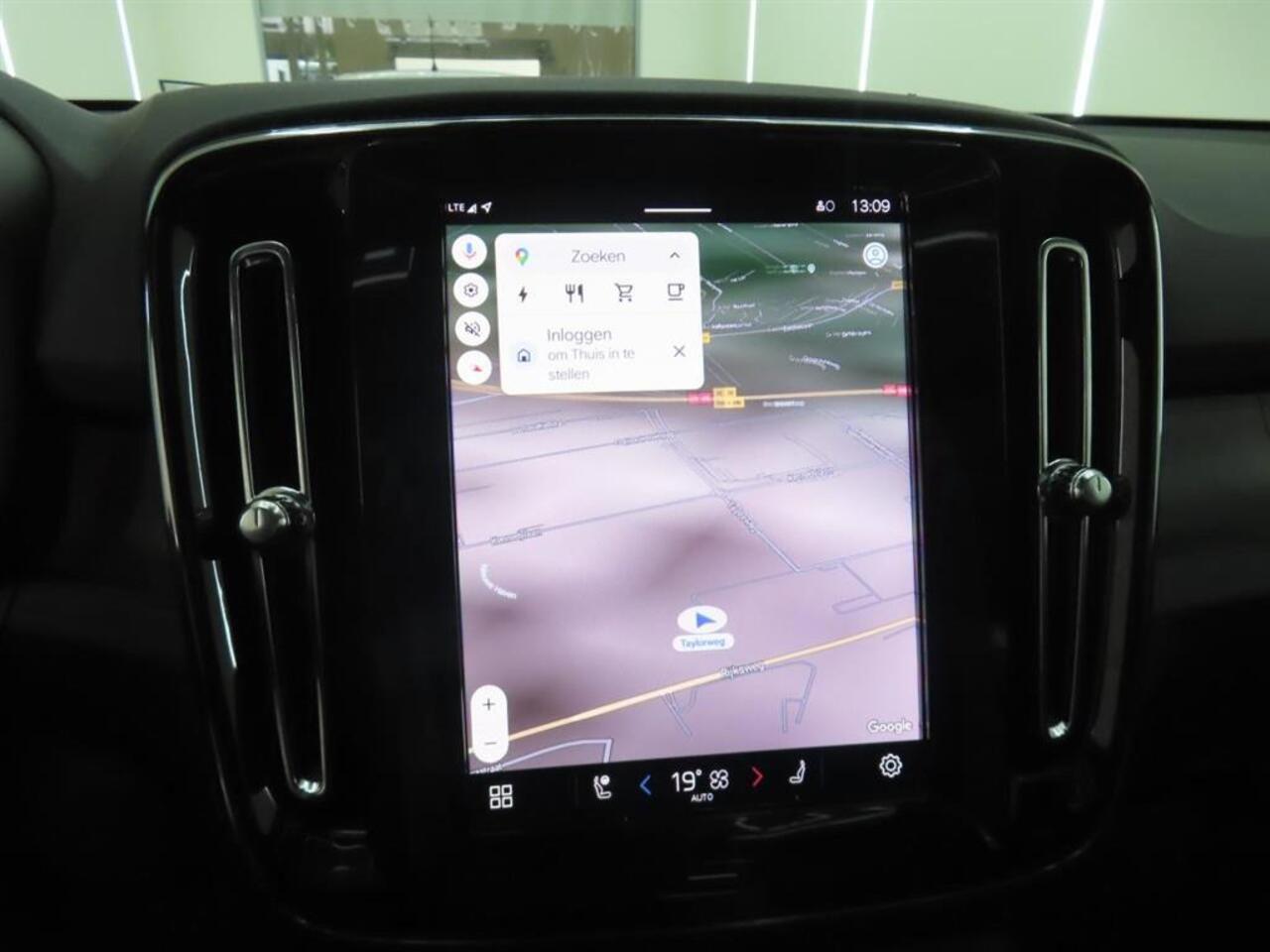 Volvo EX40 Single Motor Extended Range Ultra 82 kWh 17% Bijtelling | Panorama-schuifdak | PBlis | Adaptieve Cruise controle | Google | Stuur + Stoel verwarming | 360° Camera | VOL