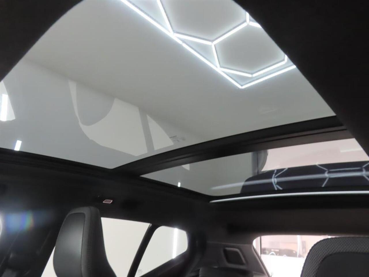 Volvo EX40 Single Motor Extended Range Ultra 82 kWh 17% Bijtelling | Panorama-schuifdak | PBlis | Adaptieve Cruise controle | Google | Stuur + Stoel verwarming | 360° Camera | VOL