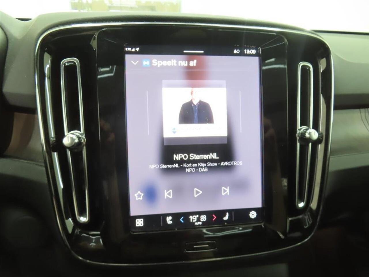 Volvo EX40 Single Motor Extended Range Ultra 82 kWh 17% Bijtelling | Panorama-schuifdak | PBlis | Adaptieve Cruise controle | Google | Stuur + Stoel verwarming | 360° Camera | VOL