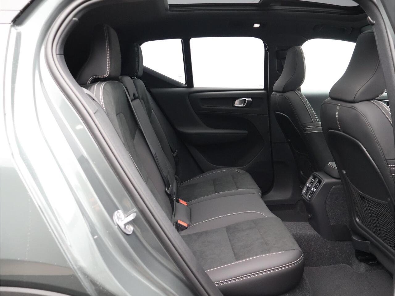 Volvo EX40 Single Motor Extended Range Ultra 82 kWh / Trekhaak / Nubuck Bekleding / Panoramadak / 360 Camera / Elektrische Stoelen / Harman Kardon /