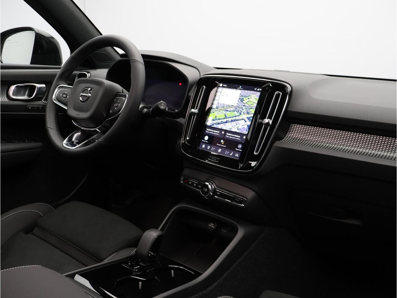 Volvo EX40 Single Motor Extended Range Ultra 82 kWh / Trekhaak / Nubuck Bekleding / Panoramadak / 360 Camera / Elektrische Stoelen / Harman Kardon /