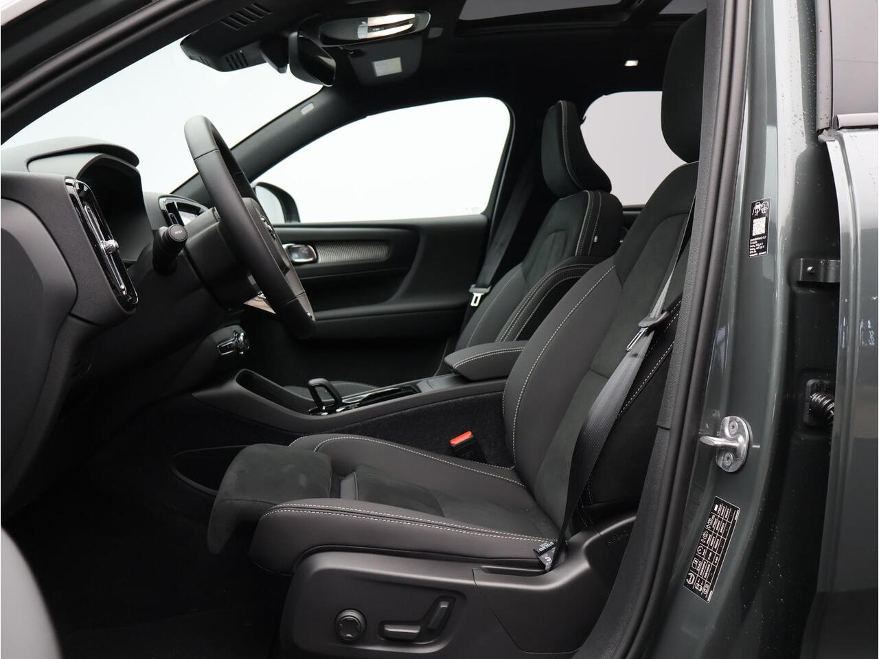 Volvo EX40 Single Motor Extended Range Ultra 82 kWh / Trekhaak / Nubuck Bekleding / Panoramadak / 360 Camera / Elektrische Stoelen / Harman Kardon /