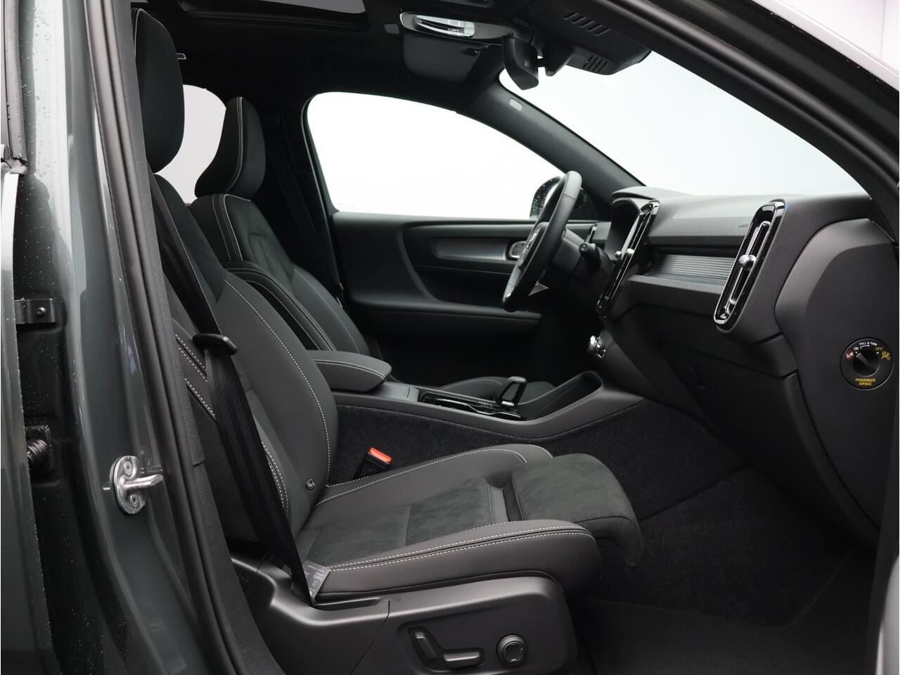 Volvo EX40 Single Motor Extended Range Ultra 82 kWh / Trekhaak / Nubuck Bekleding / Panoramadak / 360 Camera / Elektrische Stoelen / Harman Kardon /