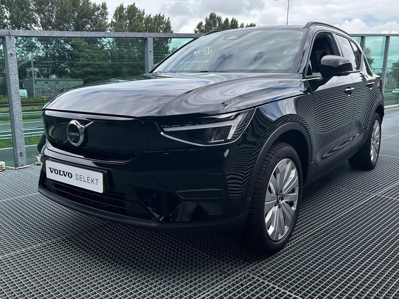 Volvo EX40 Single Motor Extended Range Business Ed. 82 kWh Parkeer camera, Verwarmde stoelen voor, Verwarmd stuurwiel, Extra getint glas, Trekhaak semi elektrisch