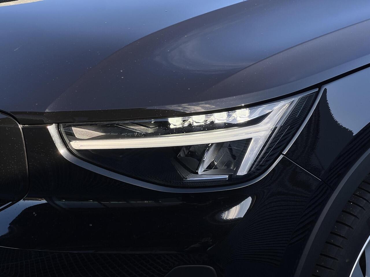 Volvo EX40 Single Motor Extended Range Business Ed. 82 kWh Parkeer camera, Verwarmde stoelen voor, Verwarmd stuurwiel, Extra getint glas, Trekhaak semi elektrisch