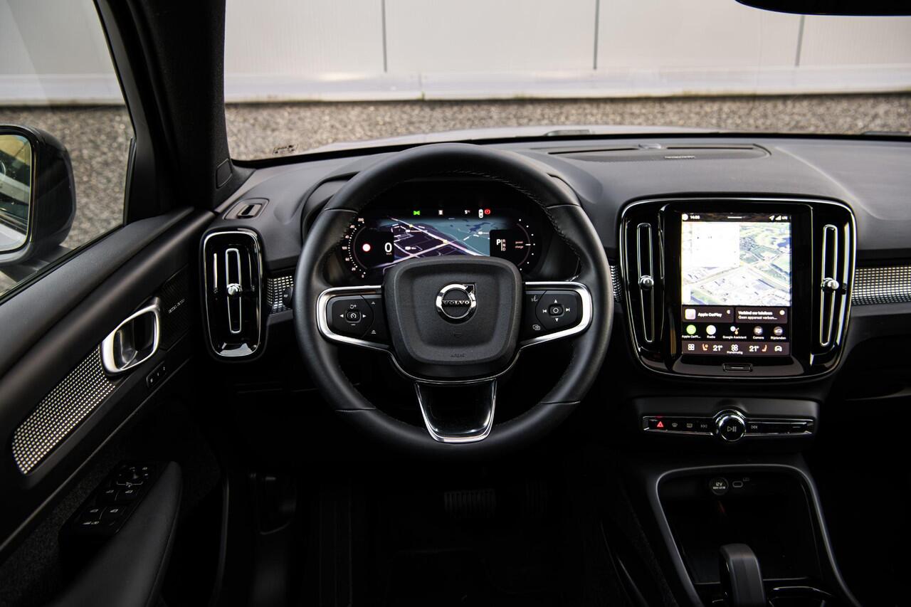 Volvo EX40 Single Motor Extended Range Ultra 82 kWh | Adaptieve Cruise Control | 22" Velgen | Black Pack | Trekhaak | Heico | Schuif/Kanteldak | Stoel + Stuurverwarming | Harman Kardon Audio | Extra Getint Glas Achter |