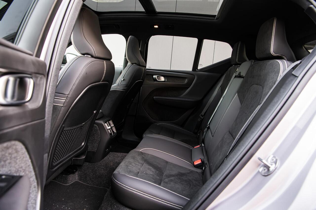 Volvo EX40 Single Motor Extended Range Ultra 82 kWh | Adaptieve Cruise Control | 22" Velgen | Black Pack | Trekhaak | Heico | Schuif/Kanteldak | Stoel + Stuurverwarming | Harman Kardon Audio | Extra Getint Glas Achter |