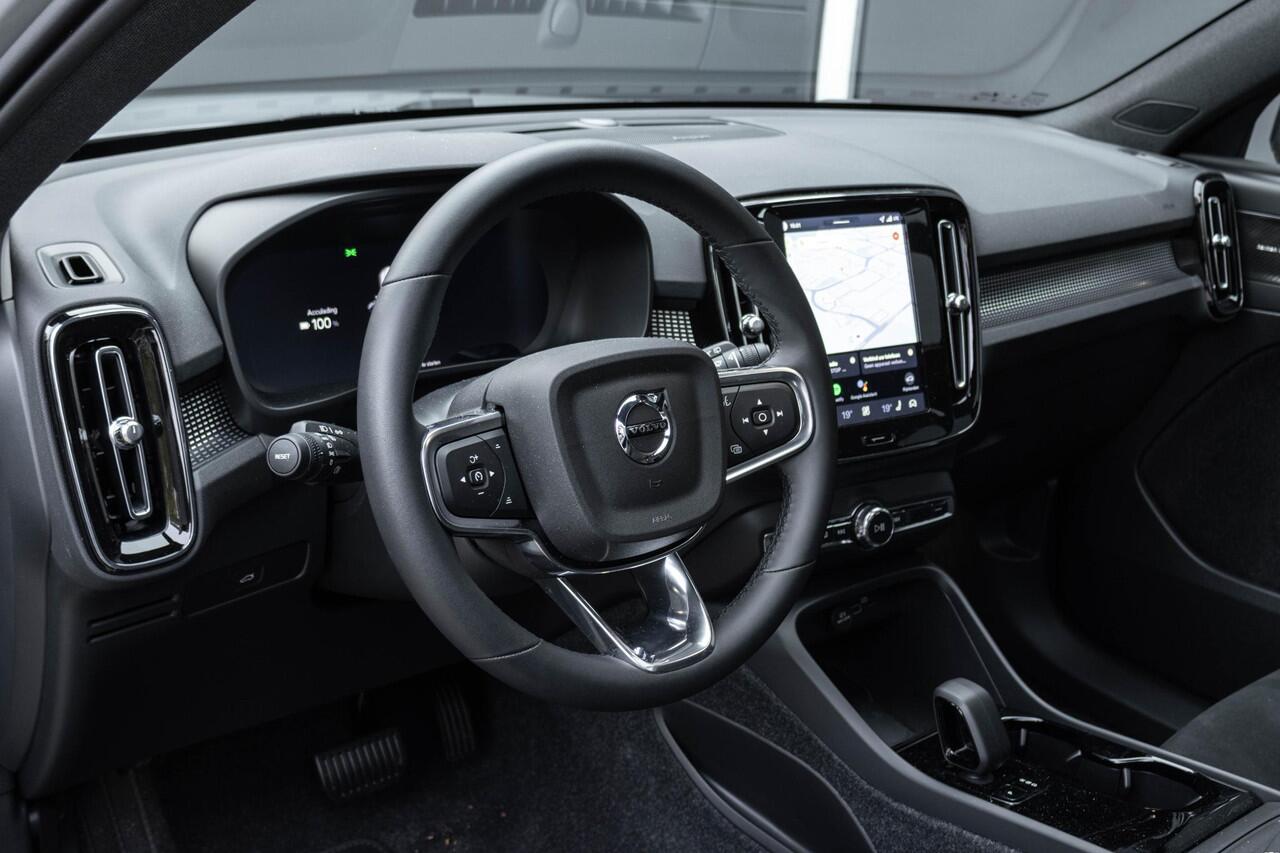 Volvo EX40 Single Motor Extended Range Ultra Black Ed. 82 kWh | Panoramadak | 17% bijtelling | Verwarmbare voorstoelen+stuurwiel | Premium audio by Harman Kardon | Rondom zichtcamera | Warmtepomp | 20 inch Lichtmetalen velgen | Alarmklasse 3