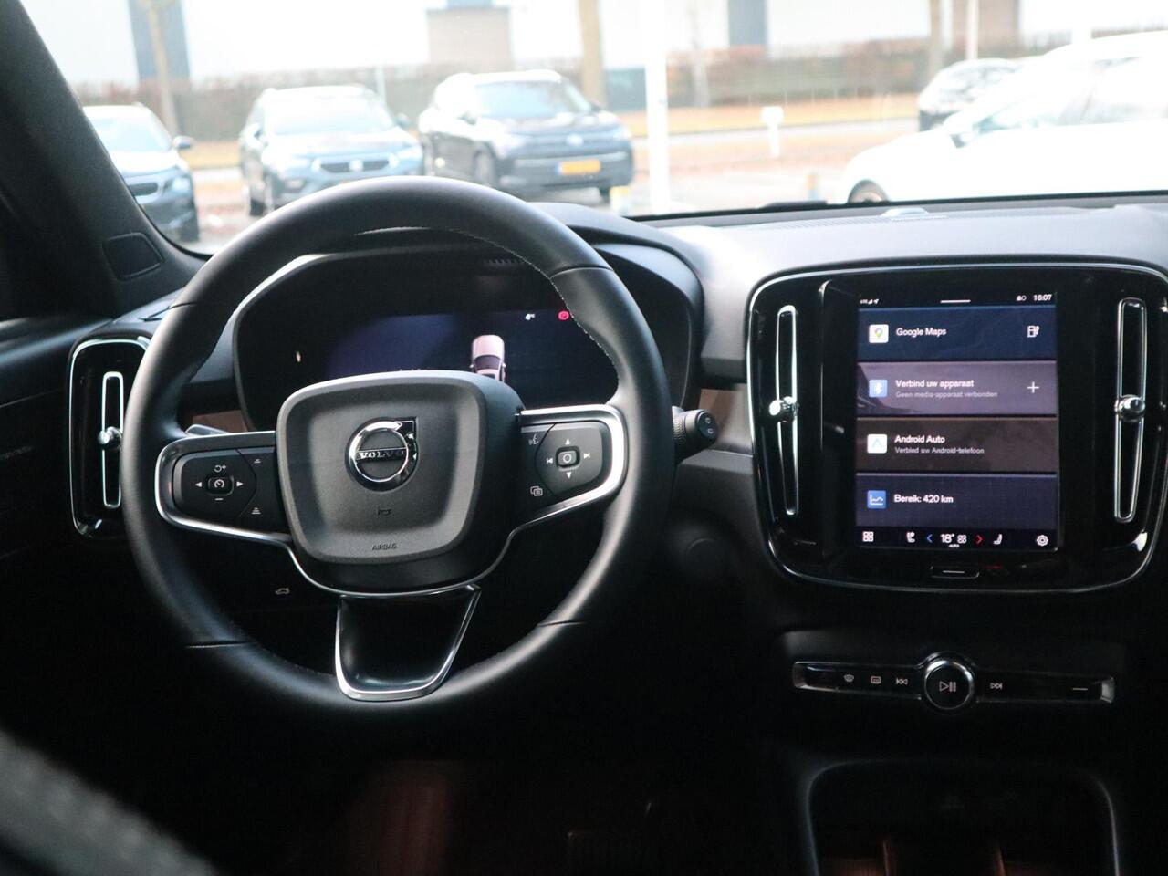 Volvo EX40 Single Motor Extended Range Ultra 82 kWh | Schuif-/ kanteldak| Keyless Entry| 360* Camera| Verwarmbare voorstoelen| Stuurwielverwarming|