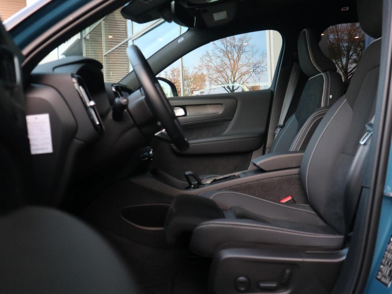 Volvo EX40 Single Motor Extended Range Ultra 82 kWh | Schuif-/ kanteldak| Keyless Entry| 360* Camera| Verwarmbare voorstoelen| Stuurwielverwarming|