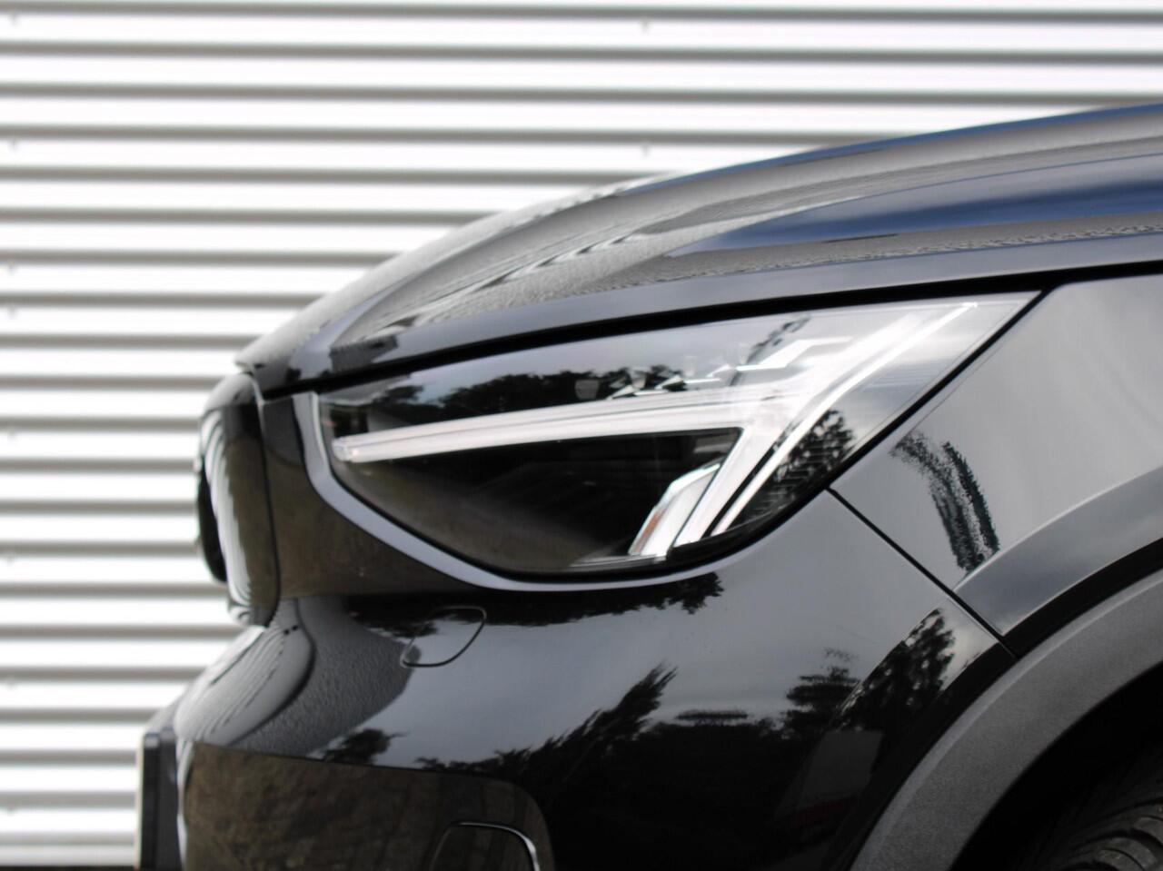 Volvo EX40 Single Motor Extended Range Ultra Automaat / Panoramadak / Privacy Glass / 360* camera / All Seasonbaden / 17% bijtelling 2025