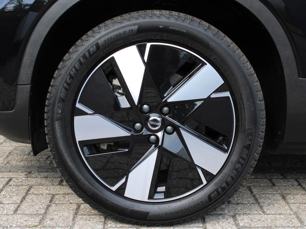 Volvo EX40 Single Motor Extended Range Ultra Automaat / Panoramadak / Privacy Glass / 360* camera / All Seasonbaden / 17% bijtelling 2025