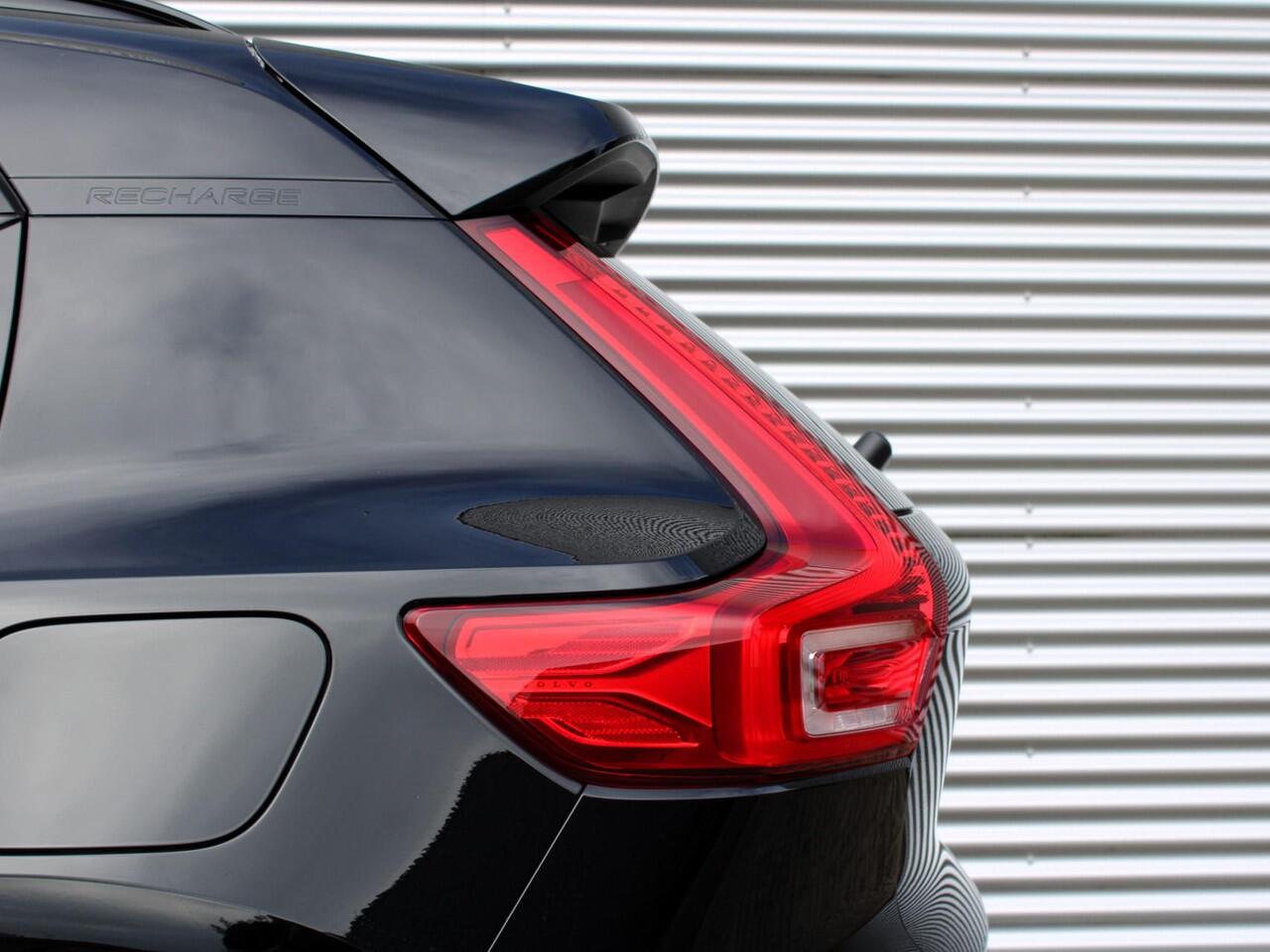 Volvo EX40 Single Motor Extended Range Ultra Automaat / Panoramadak / Privacy Glass / 360* camera / All Seasonbaden / 17% bijtelling 2025