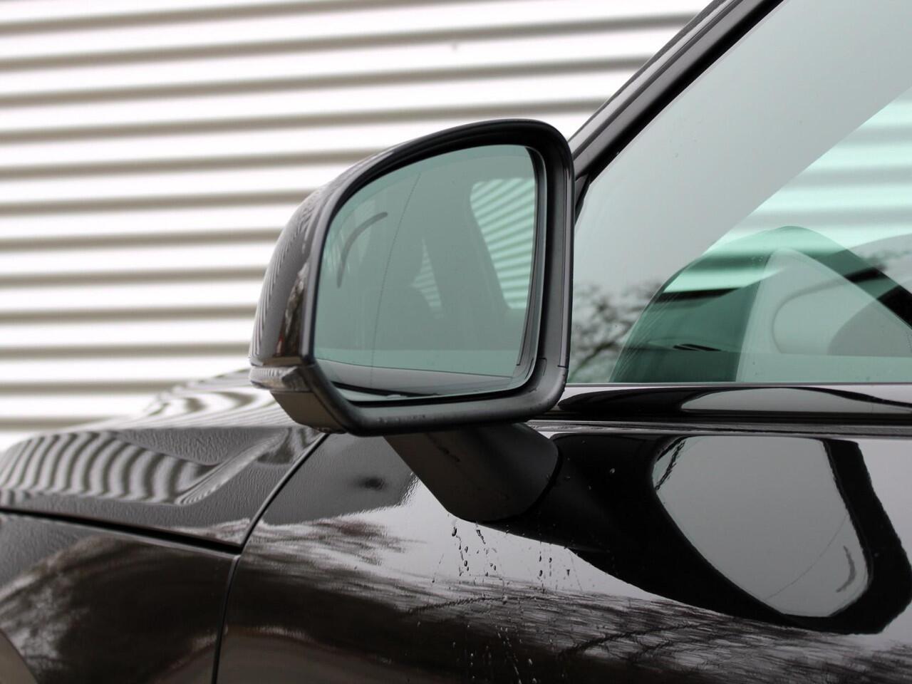 Volvo EX40 Single Motor Extended Range Ultra Automaat / Panoramadak / Privacy Glass / 360* camera / All Seasonbaden / 17% bijtelling 2025