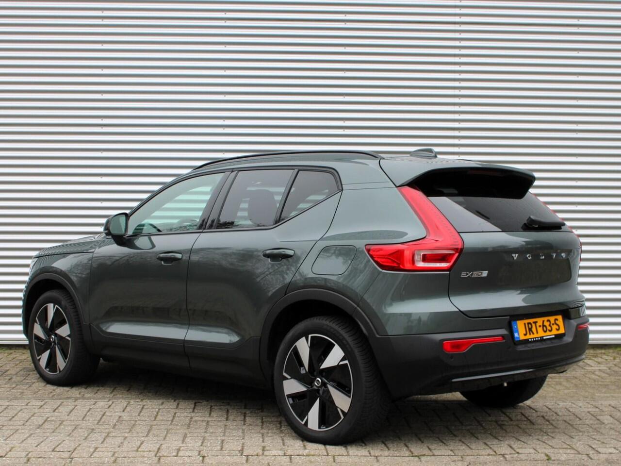 Volvo EX40 Single Motor Extended Range Plus Automaat / / Panoramadak / Microtech Nubuck bekleding / Privacy Glass / All seasonbanden / 17% bijtelling 2025