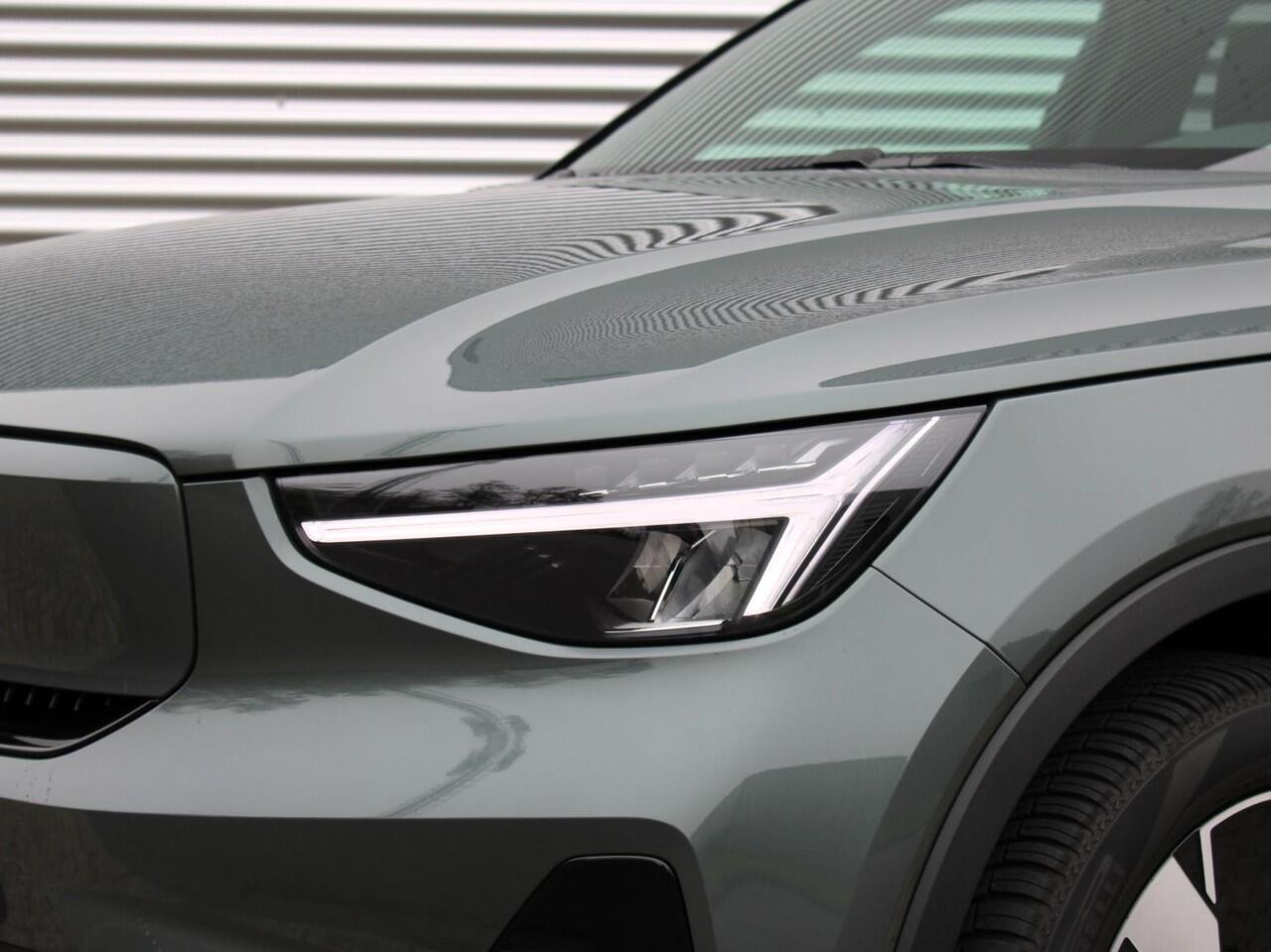 Volvo EX40 Single Motor Extended Range Plus Automaat / / Panoramadak / Microtech Nubuck bekleding / Privacy Glass / All seasonbanden / 17% bijtelling 2025