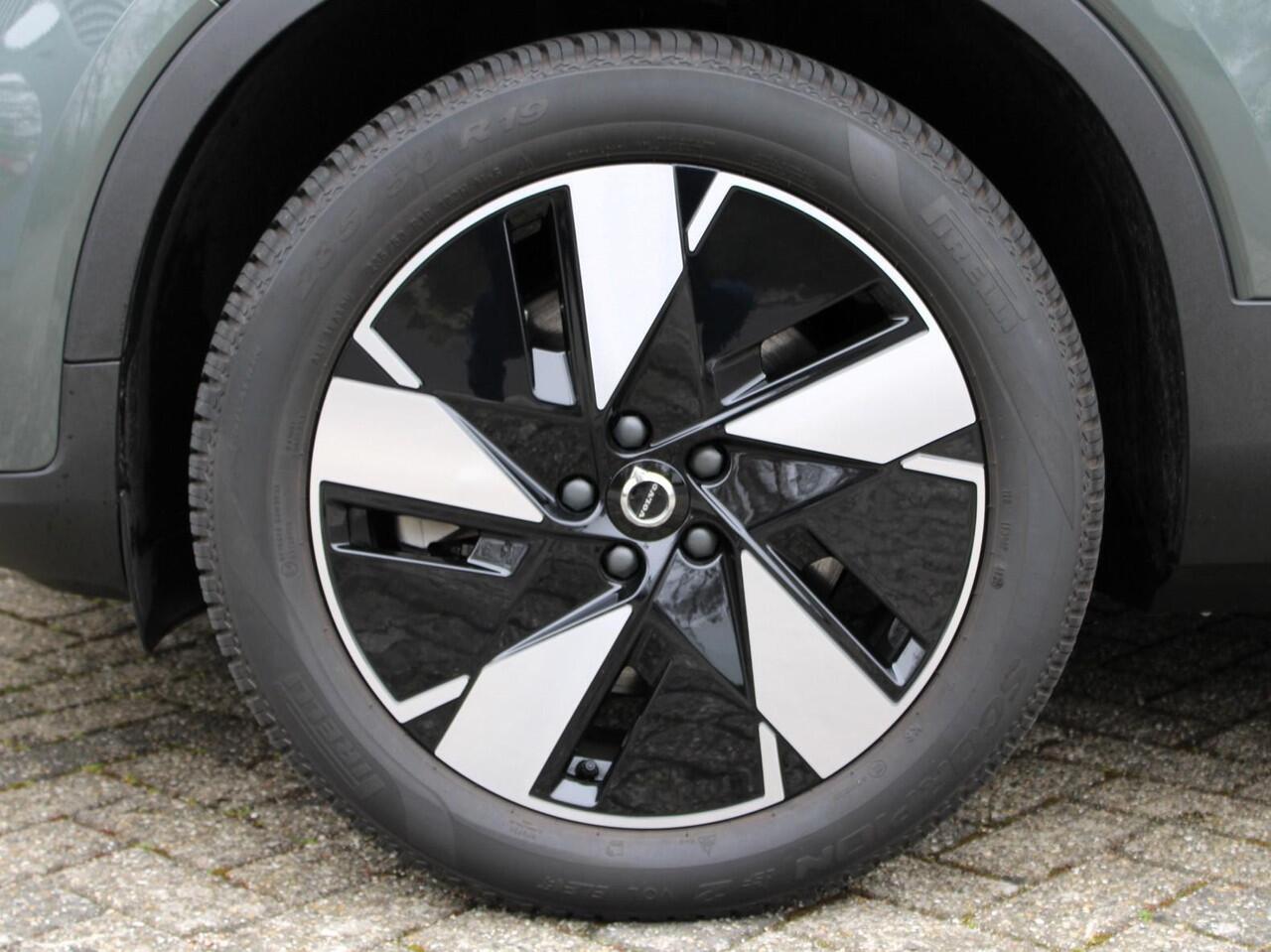 Volvo EX40 Single Motor Extended Range Plus Automaat / / Panoramadak / Microtech Nubuck bekleding / Privacy Glass / All seasonbanden / 17% bijtelling 2025