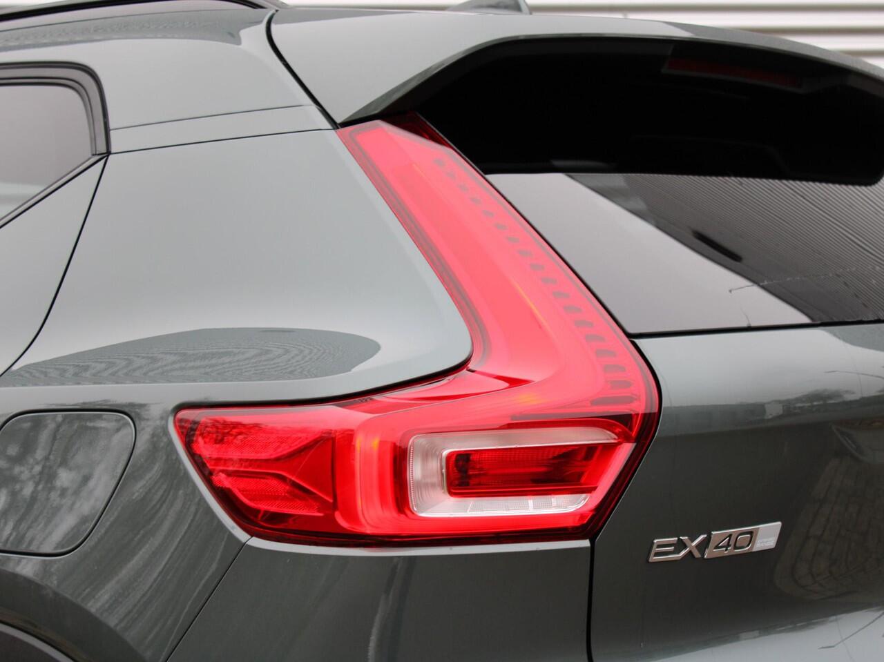 Volvo EX40 Single Motor Extended Range Plus Automaat / / Panoramadak / Microtech Nubuck bekleding / Privacy Glass / All seasonbanden / 17% bijtelling 2025