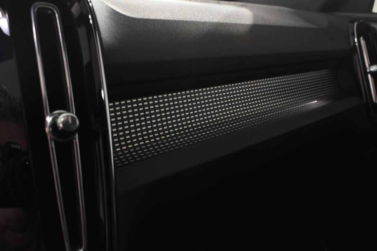 Volvo EX40 252PK Single Motor Ext. Range Plus Black Edition / Adaptive Cruise control / Achteruitrijcamera / Extra getint glas / 20'' velgen / Panoramadak / Zwart dak / Harman Kardon / Microtech/Nubuck