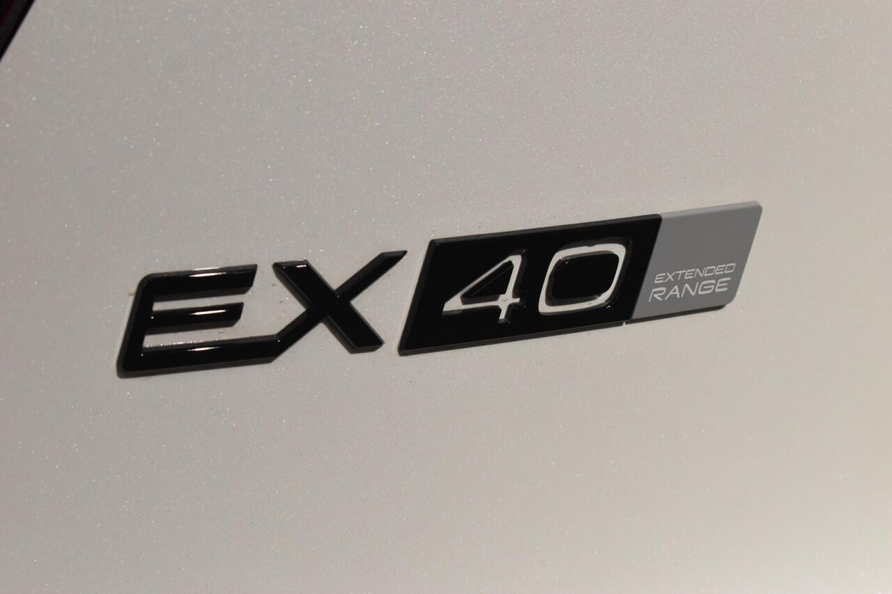 Volvo EX40 252PK Single Motor Ext. Range Plus Black Edition / Adaptive Cruise control / Achteruitrijcamera / Extra getint glas / 20'' velgen / Panoramadak / Zwart dak / Harman Kardon / Microtech/Nubuck