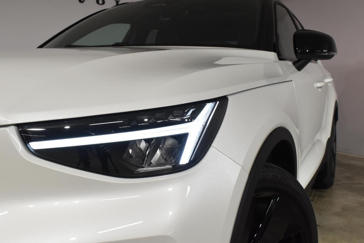 Volvo EX40 252PK Single Motor Ext. Range Plus Black Edition / Adaptive Cruise control / Achteruitrijcamera / Extra getint glas / 20'' velgen / Panoramadak / Zwart dak / Harman Kardon / Microtech/Nubuck