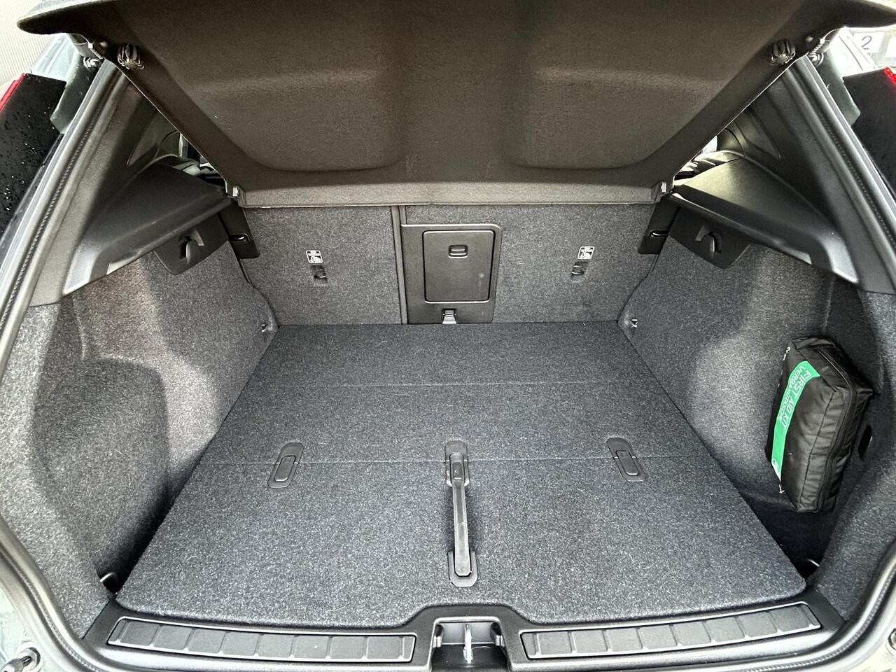 Volvo EX40 Single Motor Extended Range Business Ed. 82 kWh All Season banden / Climate Line / Versatility Pack