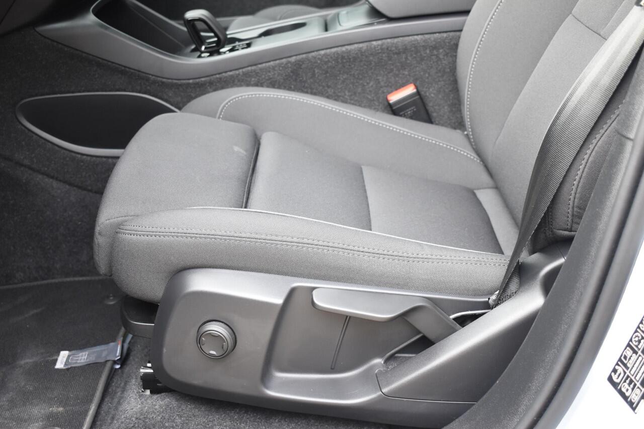 Volvo EX40 252PK Single Motor Extended Range Plus 82 kWh Navigatie / Camera / Adaptive Cruise control / Stuur & Stoelverwarming / Trekhaak / Elektr. achterklep / 19" LM Velgen