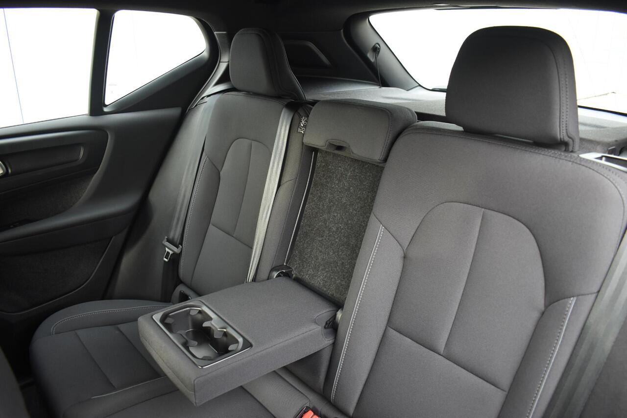 Volvo EX40 252PK Single Motor Extended Range Plus 82 kWh Navigatie / Camera / Adaptive Cruise control / Stuur & Stoelverwarming / Trekhaak / Elektr. achterklep / 19" LM Velgen