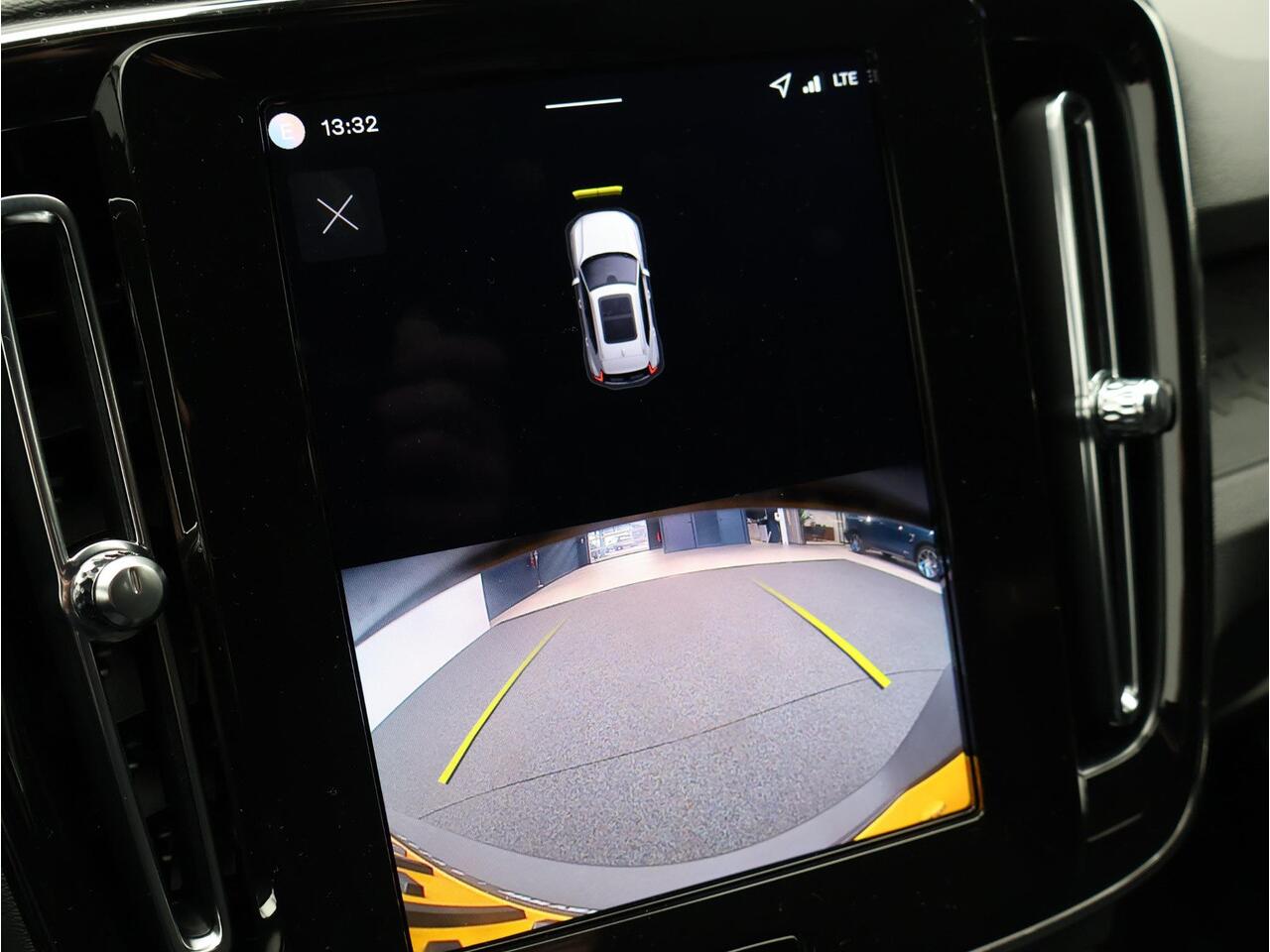 Volvo EX40 Single Motor Extended Range Business Ed. 82 kWh / Stoel+Stuurverwarming / Elektrische Achterklep / Harman Kardon / Getint Glas / All-Season / Adaptive Cruise /