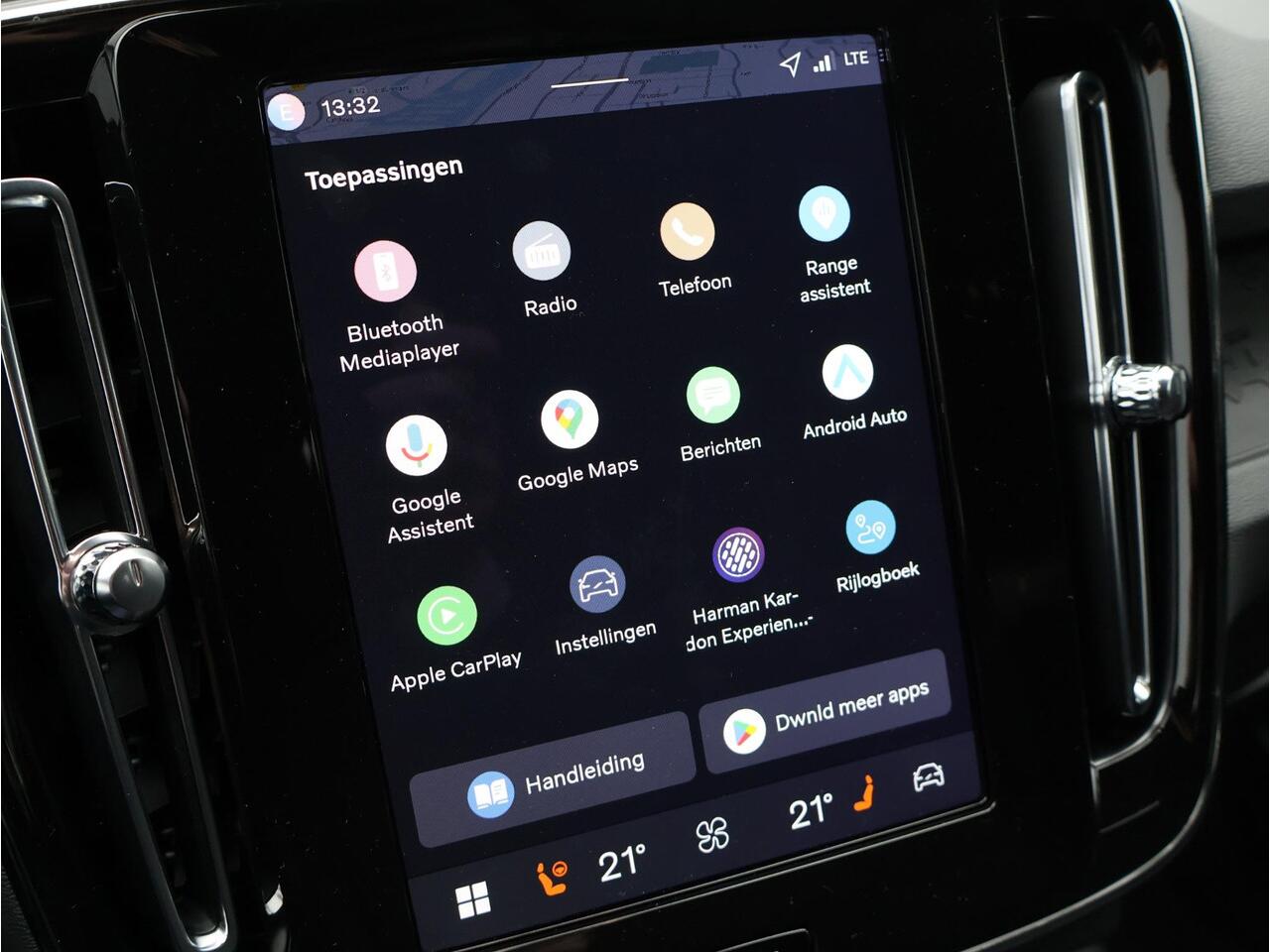 Volvo EX40 Single Motor Extended Range Business Ed. 82 kWh / Stoel+Stuurverwarming / Elektrische Achterklep / Harman Kardon / Getint Glas / All-Season / Adaptive Cruise /