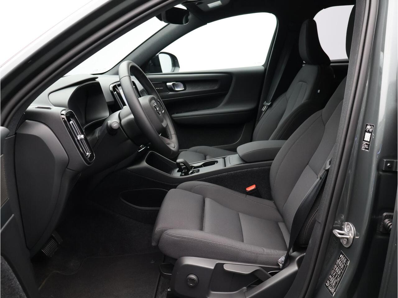 Volvo EX40 Single Motor Extended Range Business Ed. 82 kWh / Stoel+Stuurverwarming / Elektrische Achterklep / Harman Kardon / Getint Glas / All-Season / Adaptive Cruise /