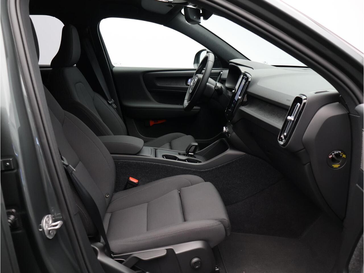 Volvo EX40 Single Motor Extended Range Business Ed. 82 kWh / Stoel+Stuurverwarming / Elektrische Achterklep / Harman Kardon / Getint Glas / All-Season / Adaptive Cruise /