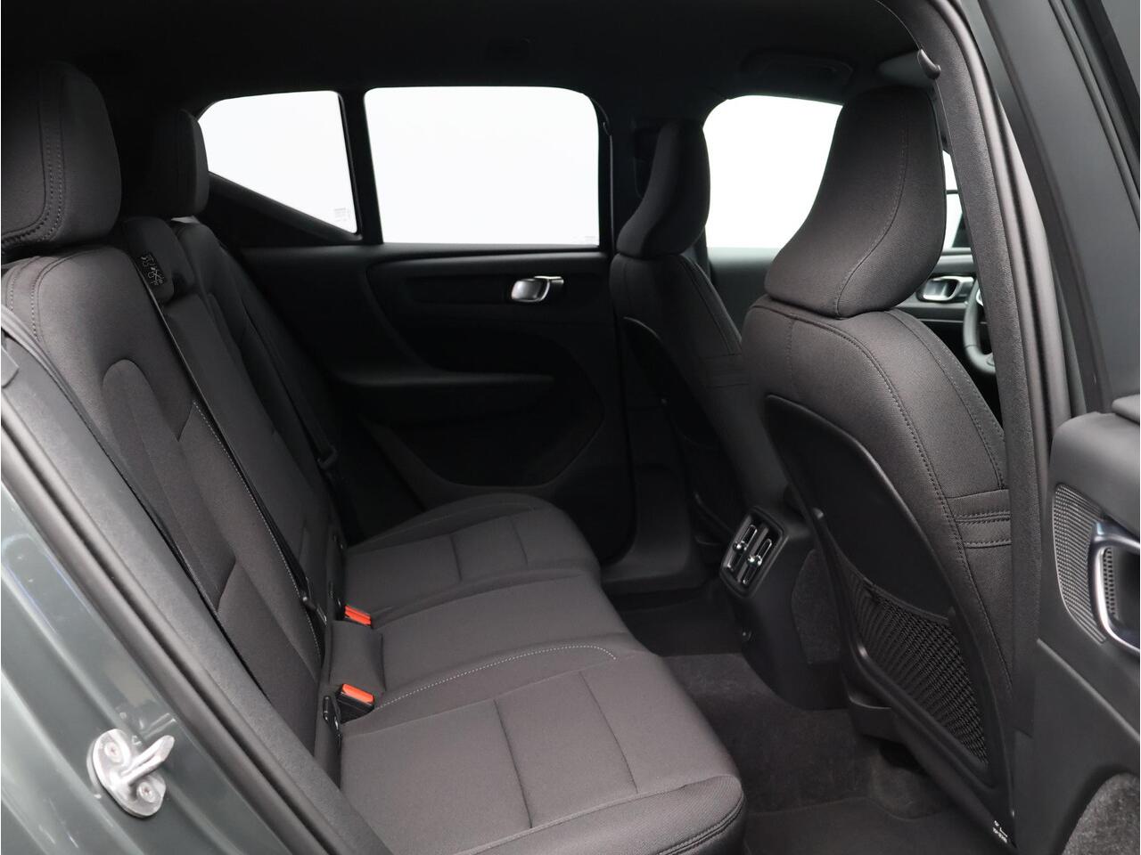 Volvo EX40 Single Motor Extended Range Business Ed. 82 kWh / Stoel+Stuurverwarming / Elektrische Achterklep / Harman Kardon / Getint Glas / All-Season / Adaptive Cruise /