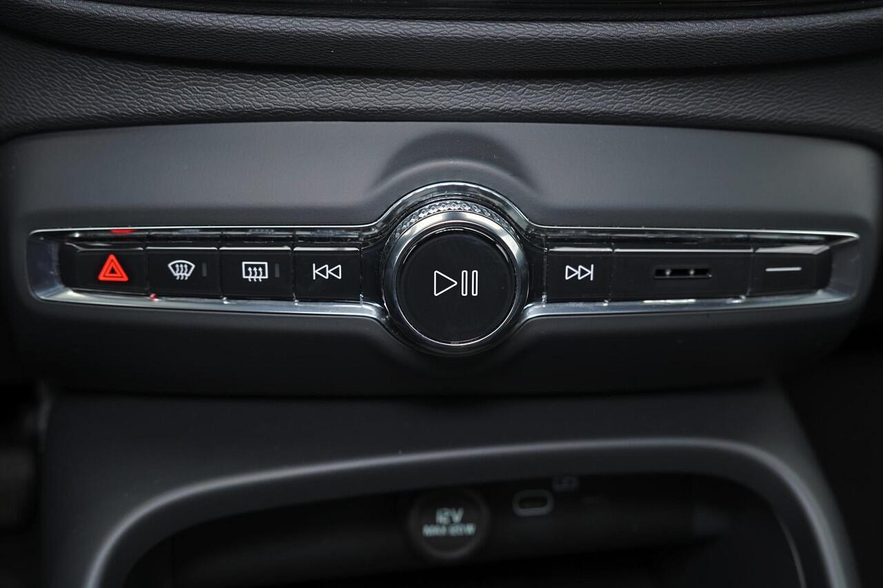 Volvo EX40 Single Motor Plus 70 kWh - Panorama/schuifdak - IntelliSafe Assist & Surround - Harman/Kardon audio - Parkeercamera achter - Verwarmde voorstoelen & stuur - Parkeersensoren voor & achter - Draadloze tel. lader - Warmtepomp - 19' LMV