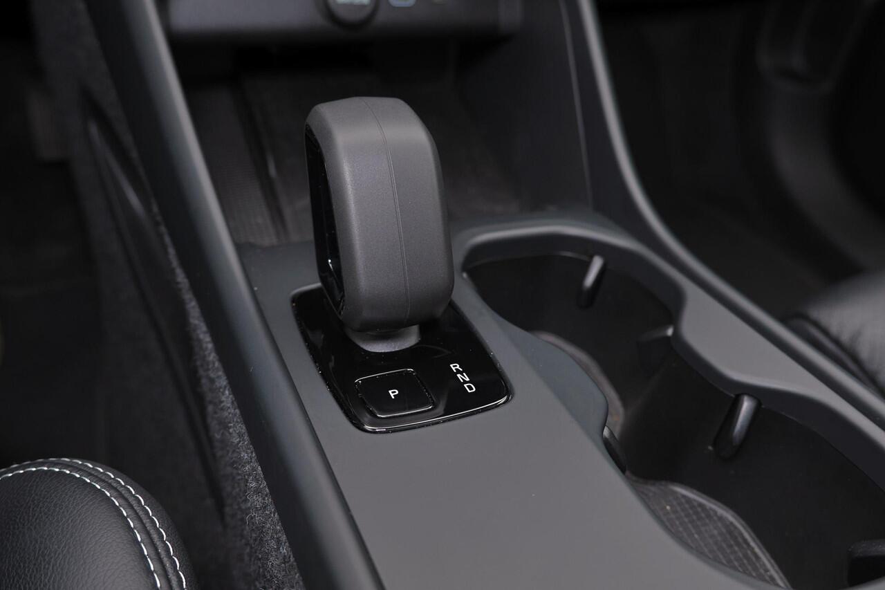 Volvo EX40 Single Motor Plus 70 kWh - Panorama/schuifdak - IntelliSafe Assist & Surround - Harman/Kardon audio - Parkeercamera achter - Verwarmde voorstoelen & stuur - Parkeersensoren voor & achter - Draadloze tel. lader - Warmtepomp - 19' LMV