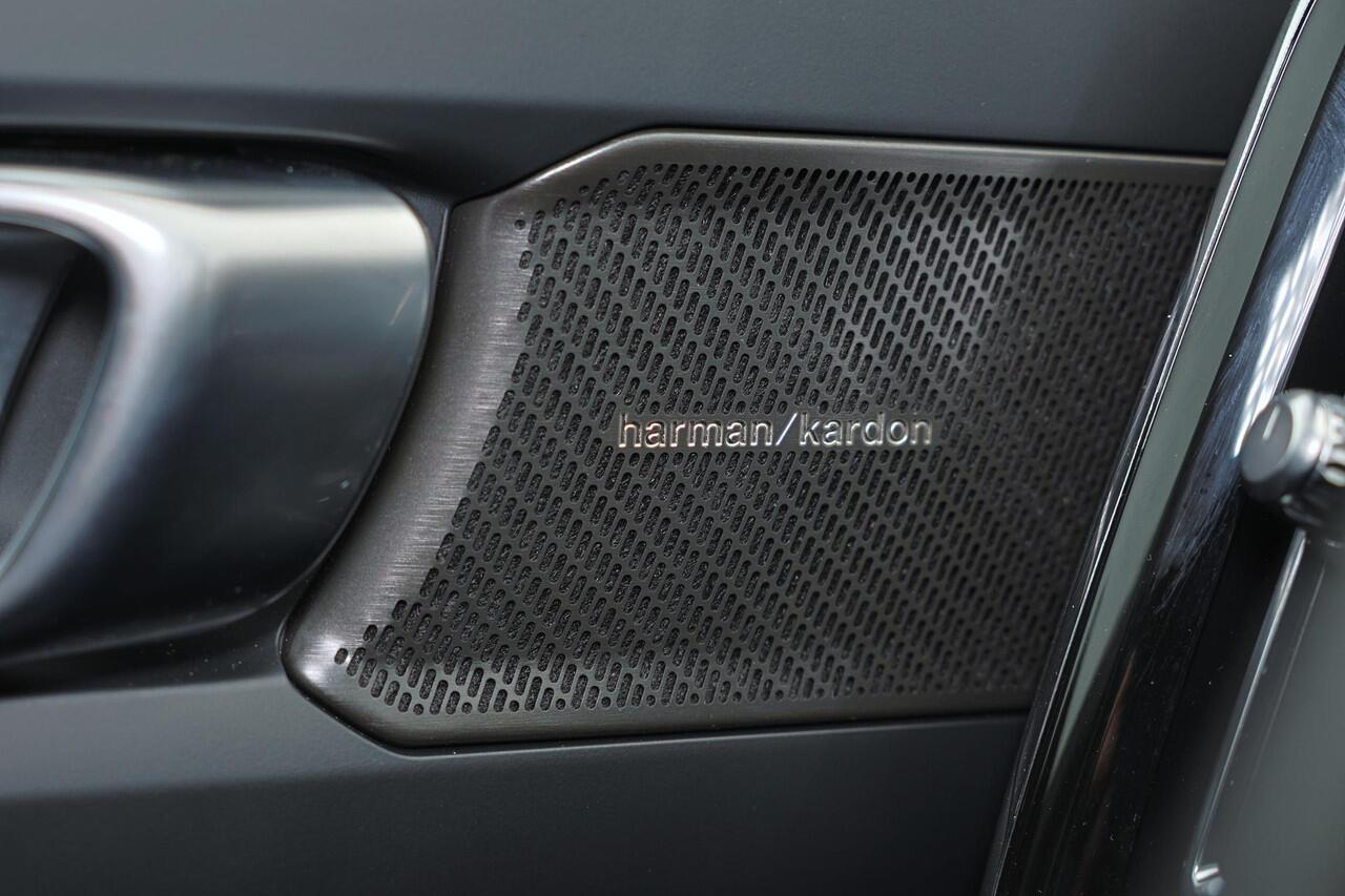 Volvo EX40 Single Motor Plus 70 kWh - Panorama/schuifdak - IntelliSafe Assist & Surround - Harman/Kardon audio - Parkeercamera achter - Verwarmde voorstoelen & stuur - Parkeersensoren voor & achter - Draadloze tel. lader - Warmtepomp - 19' LMV