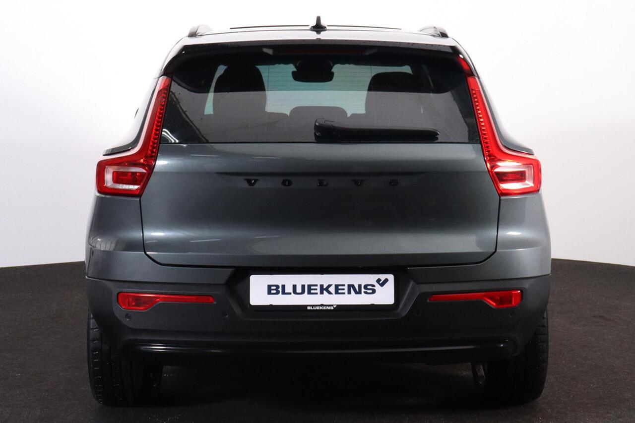 Volvo EX40 Single Motor Plus 70 kWh - Panorama/schuifdak - IntelliSafe Assist & Surround - Harman/Kardon audio - Parkeercamera achter - Verwarmde voorstoelen & stuur - Parkeersensoren voor & achter - Draadloze tel. lader - Warmtepomp - 19' LMV