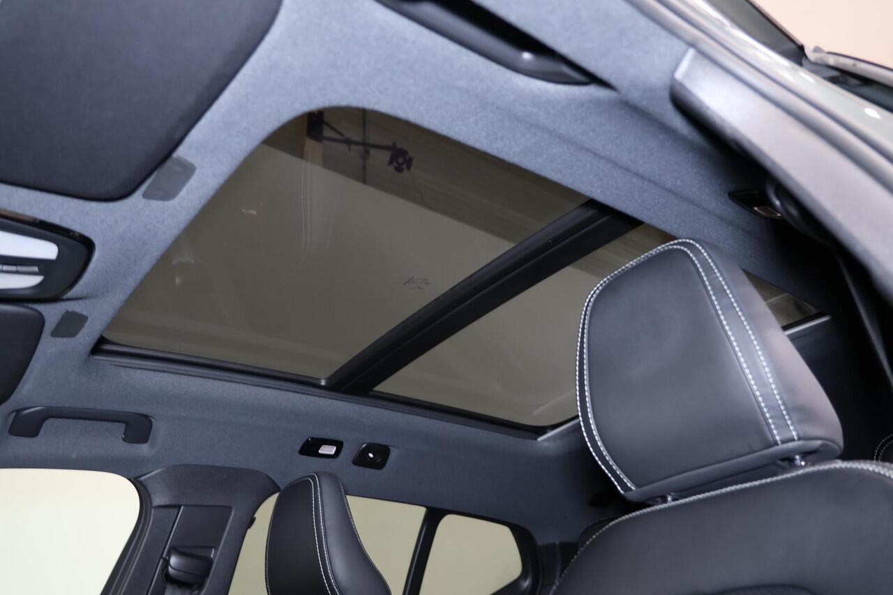 Volvo EX40 Single Motor Plus 70 kWh - Panorama/schuifdak - IntelliSafe Assist & Surround - Harman/Kardon audio - Parkeercamera achter - Verwarmde voorstoelen & stuur - Parkeersensoren voor & achter - Draadloze tel. lader - Warmtepomp - 19' LMV