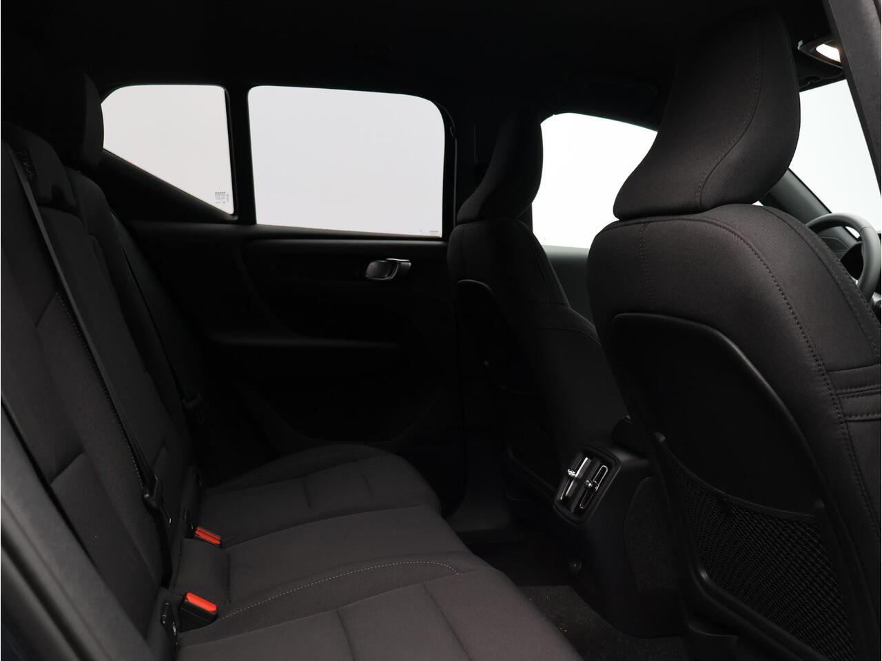 Volvo EX40 Single Motor Extended Range Plus 82 kWh / Harman Kardon / Stoel+Stuurverwarming / Adaptive Cruise / BLIS / Keyless / Getint Glas / All-Seasonbanden /