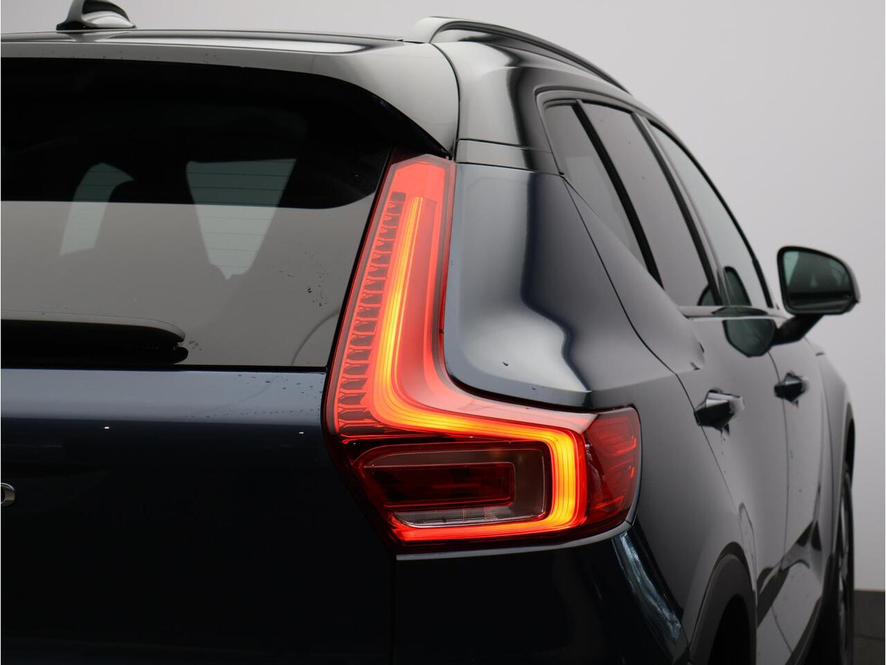 Volvo EX40 Single Motor Extended Range Plus 82 kWh / Harman Kardon / Stoel+Stuurverwarming / Adaptive Cruise / BLIS / Keyless / Getint Glas / All-Seasonbanden /