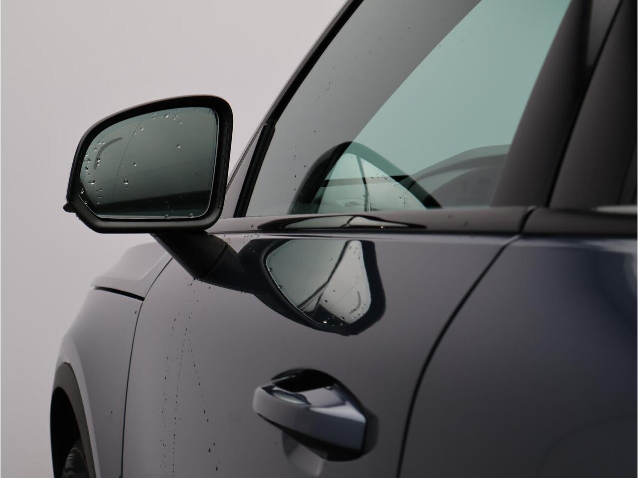 Volvo EX40 Single Motor Extended Range Plus 82 kWh / Harman Kardon / Stoel+Stuurverwarming / Adaptive Cruise / BLIS / Keyless / Getint Glas / All-Seasonbanden /