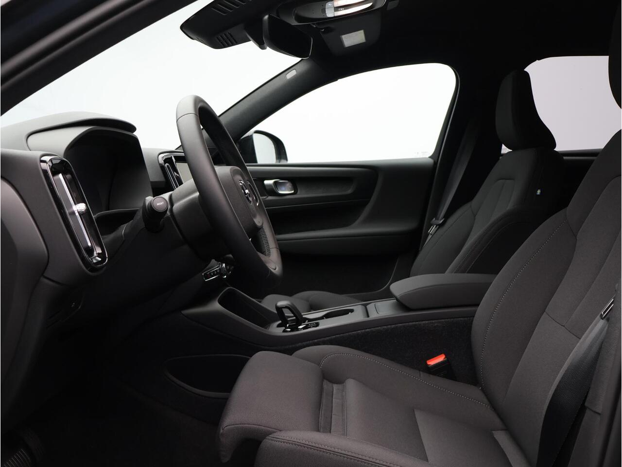 Volvo EX40 Single Motor Extended Range Plus 82 kWh / Harman Kardon / Stoel+Stuurverwarming / Adaptive Cruise / BLIS / Keyless / Getint Glas / All-Seasonbanden /