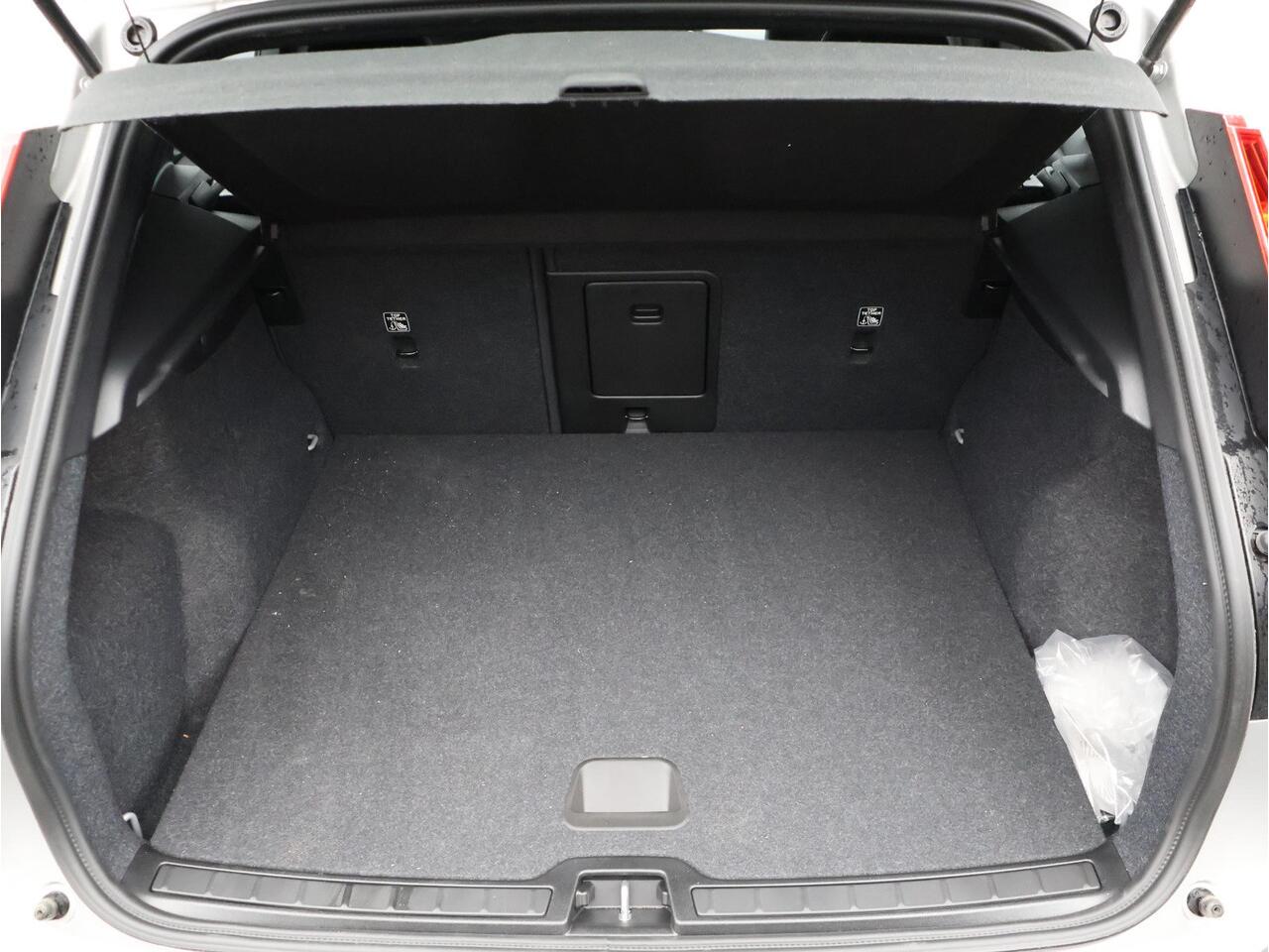 Volvo EX40 Single Motor Extended Range Business Ed. 82 kWh / 360 camera / BLIS / Stoel + stuurwielverwarming / 20'' / Nubuck / Getint glas