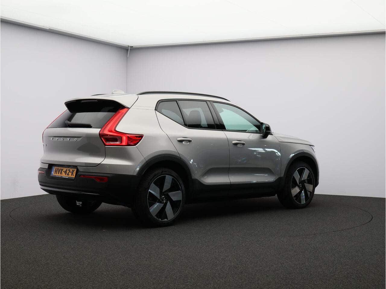 Volvo EX40 Single Motor Extended Range Business Ed. 82 kWh / 360 camera / BLIS / Stoel + stuurwielverwarming / 20'' / Nubuck / Getint glas