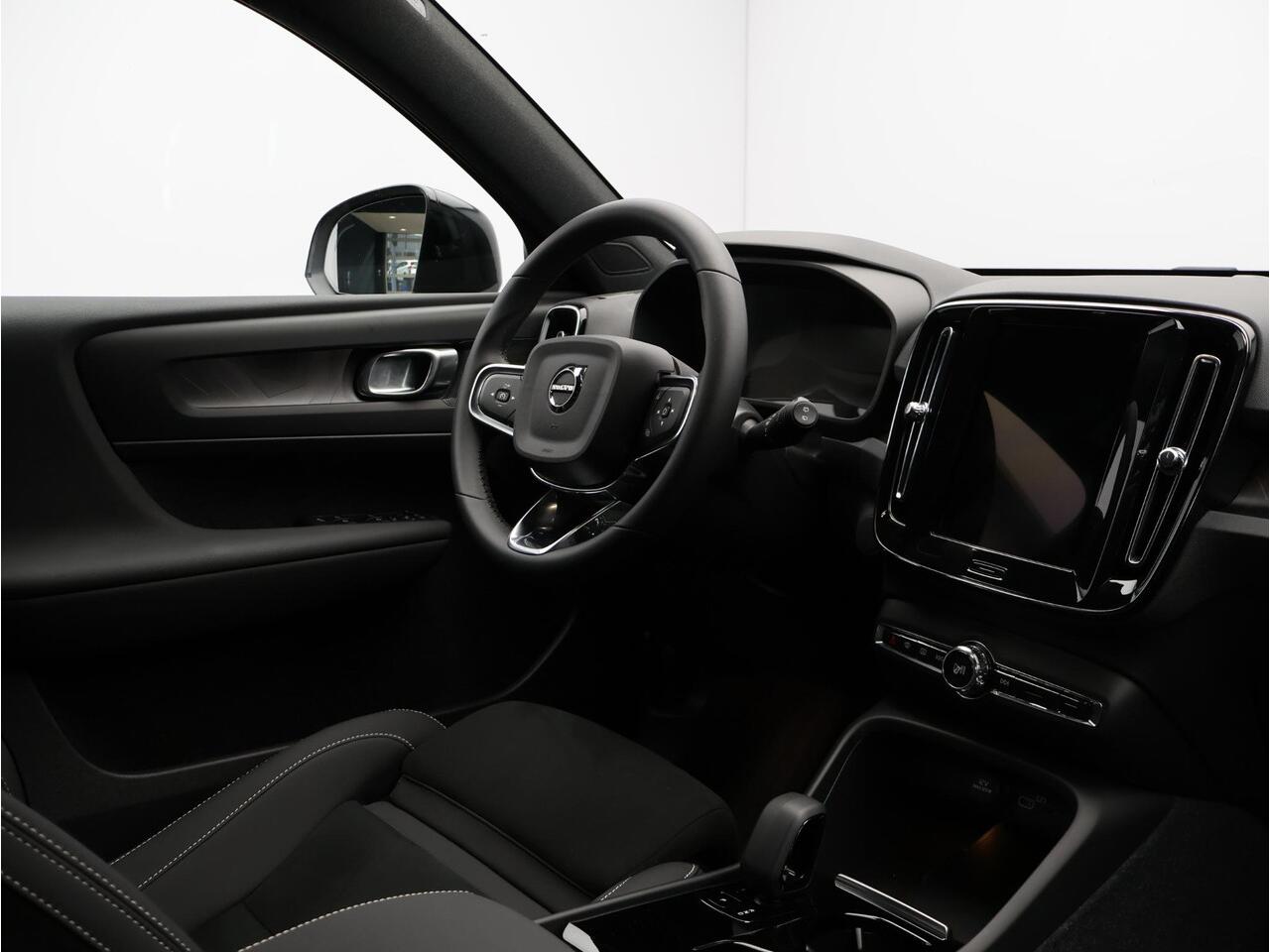 Volvo EX40 Single Motor Extended Range Business Ed. 82 kWh / 360 camera / BLIS / Stoel + stuurwielverwarming / 20'' / Nubuck / Getint glas